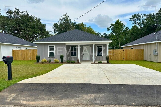 Building Photo - **OPEN HOUSE 08/17 1-3PM** 4 Bed/2 Bath Ho...