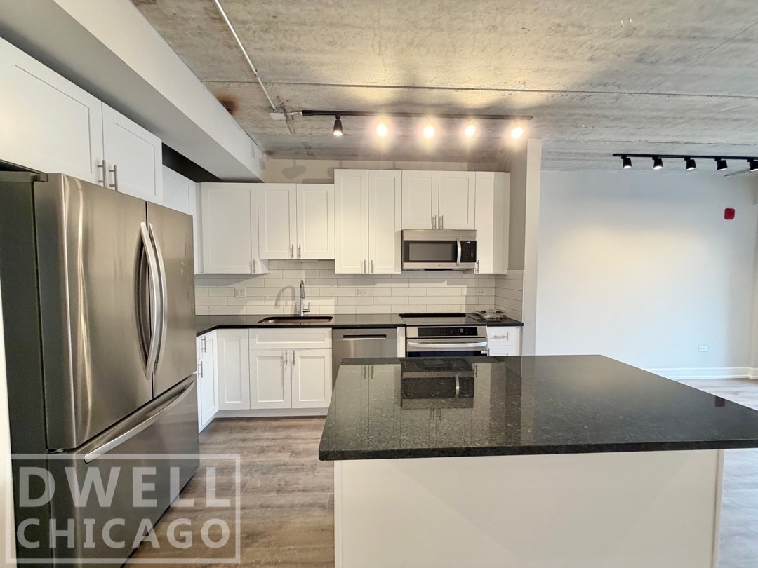 Building Photo - 938 W Carmen Ave