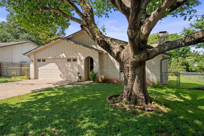 Building Photo - 2404 Broken Oak Dr