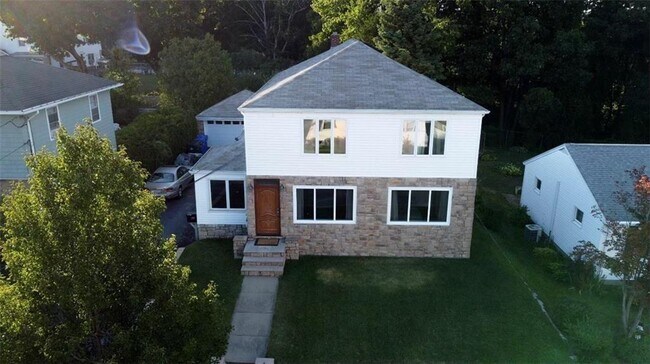 Primary Photo - 66 Aetna St