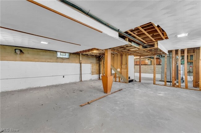 Building Photo - 16605 Glenpark Ave