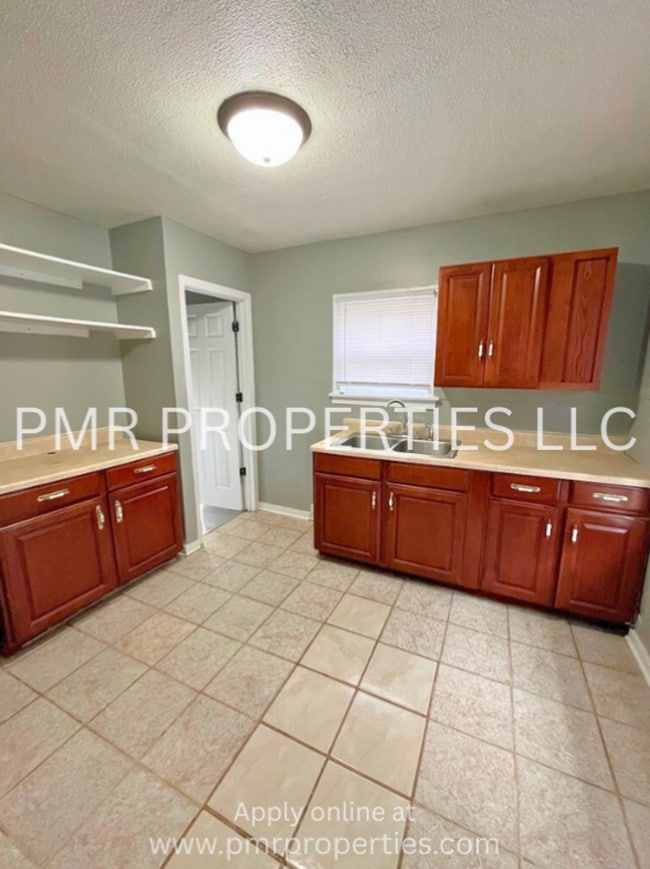Building Photo - 2 Bedrooms / 1 Bathroom House