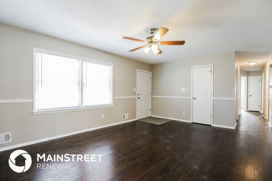 Building Photo - 2900 S Linwood Ave