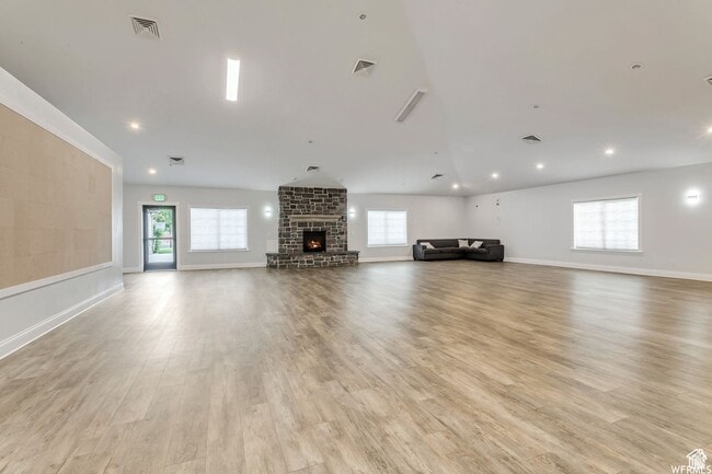 Building Photo - Springville Townhome