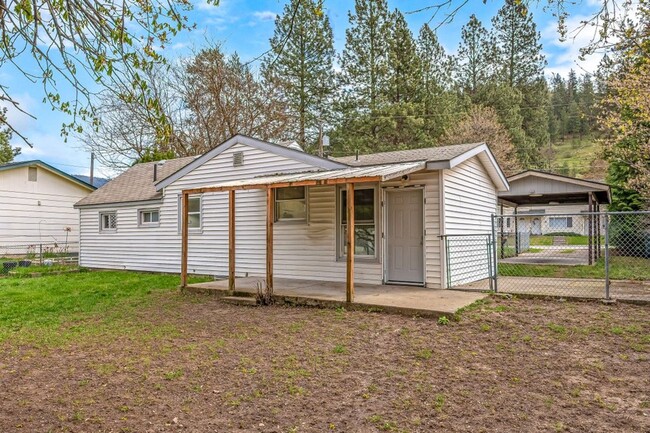 Building Photo - Central CDA rancher 2 bed 1 bath with 2 ca...