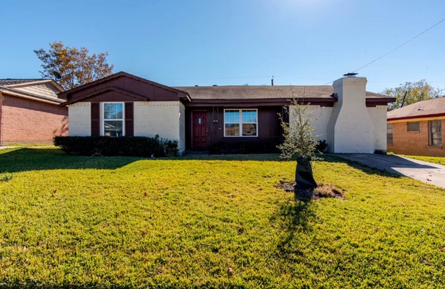 Building Photo - 830 E Linda Dr