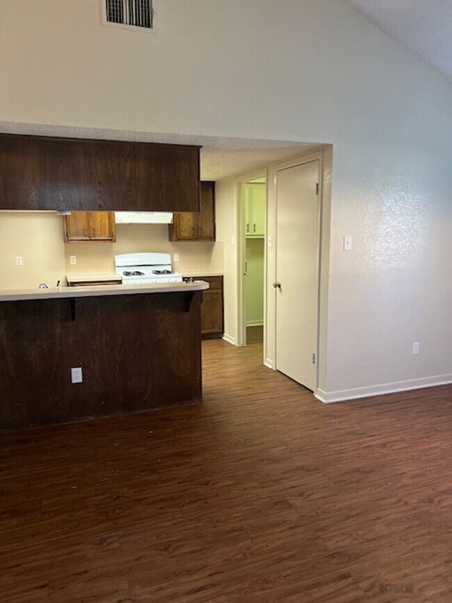 Building Photo - 1006