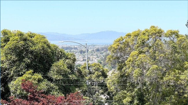 Building Photo - Beautifully 3BR Townhome with Huge Loft St...