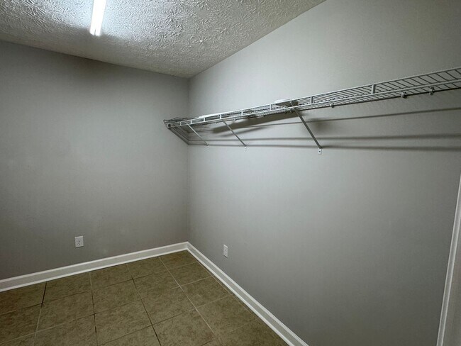 Building Photo - Lovely Brick Home!