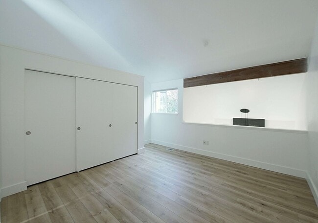 Building Photo - Beautiful townhouse available for rent