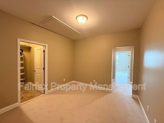 Building Photo - 212 Ellsworth Manor Dr