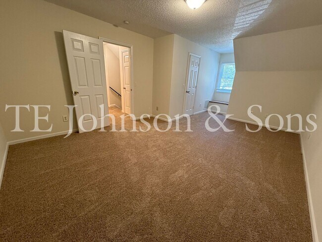 Building Photo - Charming 3-Bedroom Home with Spacious Yard...