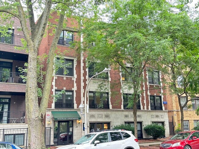 Building Photo - 823 W Wolfram St