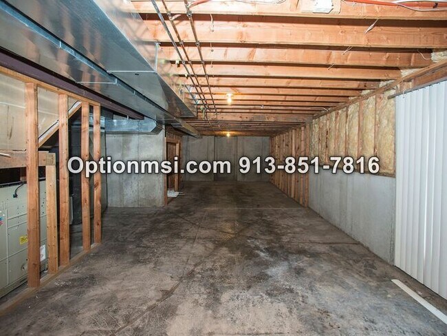 Building Photo - Close to Olathe East Highschool!