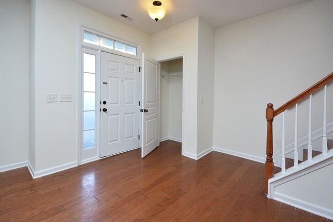 Building Photo - Townhome in Quiet Neighborhood