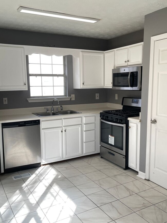 Building Photo - Split Foyer