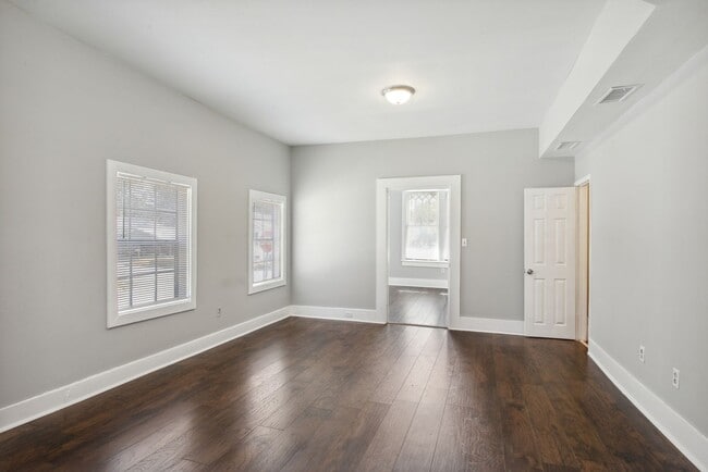 Building Photo - Large 3BR/2.5BA Two Story House Near Downtown Savannah