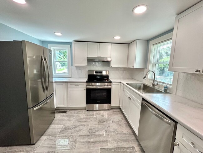 Building Photo - Newly remodeled 3 bedroom, 2 bath home for...