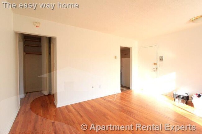 Building Photo - 524 Putnam Ave