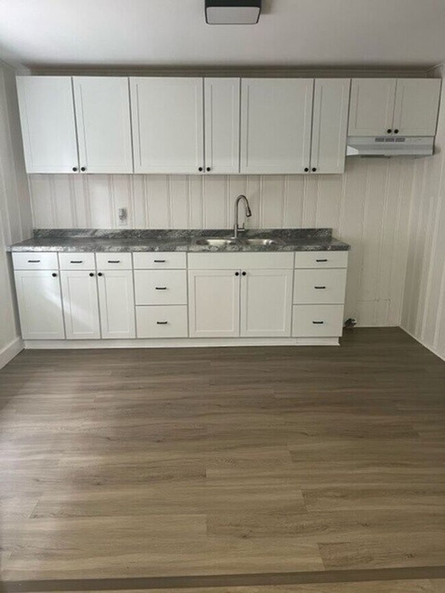 Building Photo - Beautiful Remodeled Apartment 2 Bedroom 1 ...
