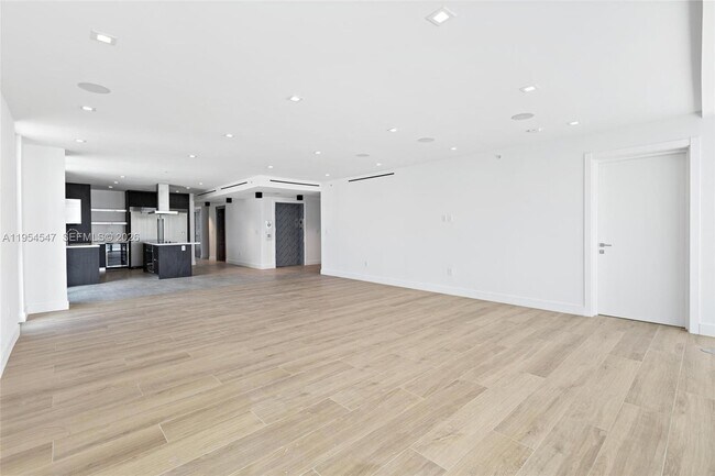 Building Photo - 1930 Bay Dr