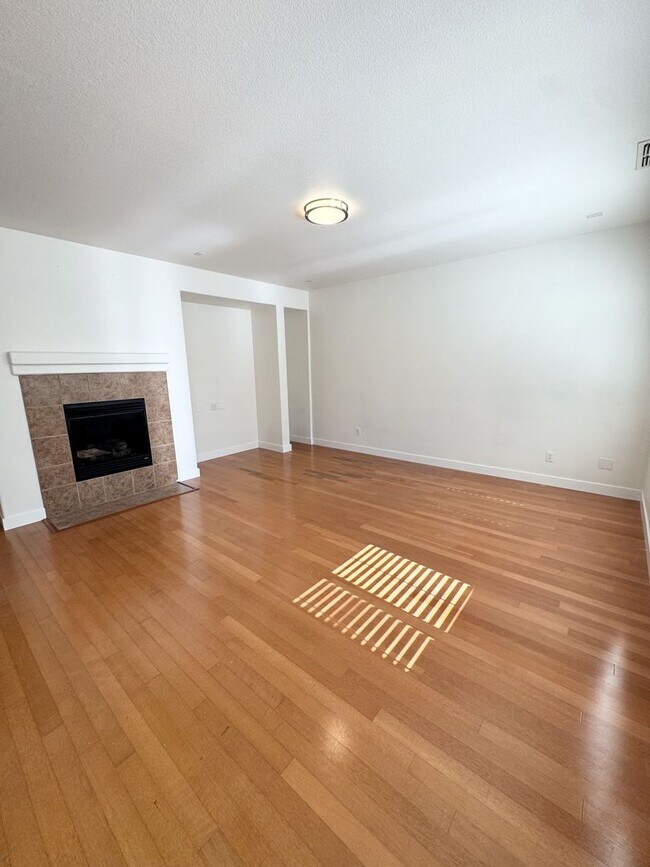 Building Photo - 4 Bedroom / 3 Bathroom Home in Elk Grove – Bedroom & Full Bath Downstairs SEE VIDEO