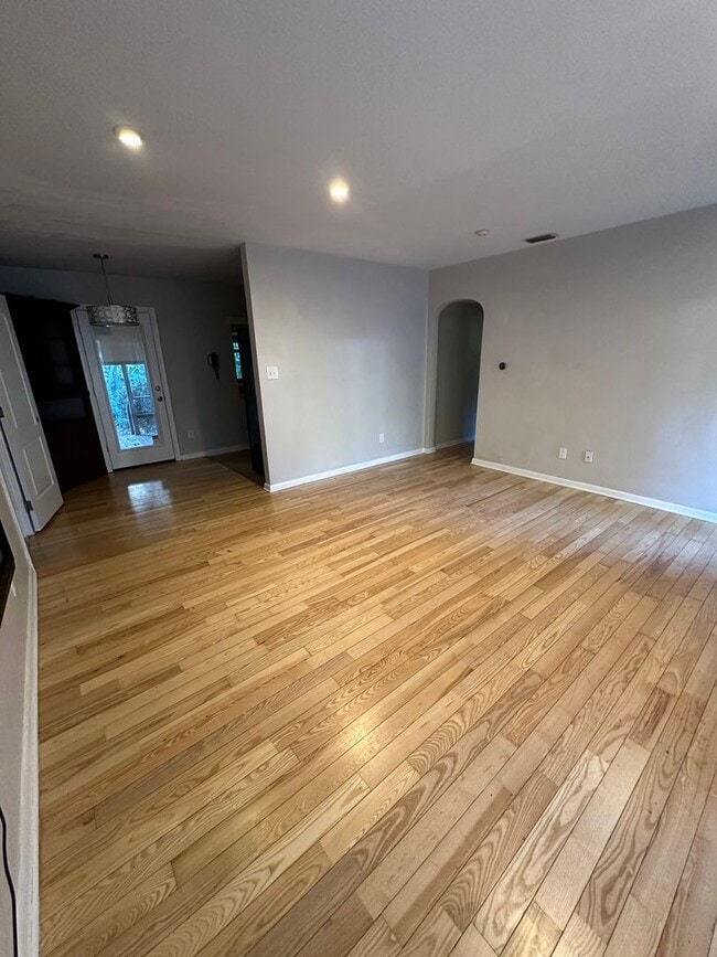 Building Photo - 4 bedroom, 2 bathroom house by TMH! Available now!