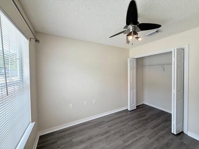 Building Photo - 3-Bedroom Duplex