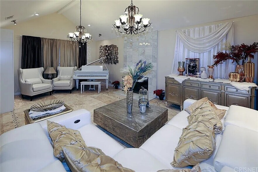 Family Room - 16513 Moorpark St