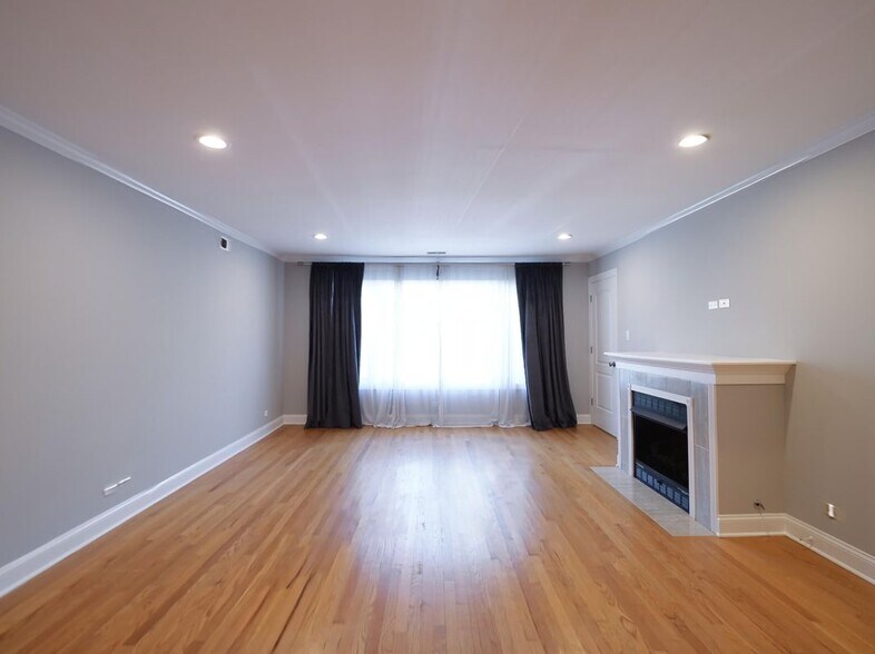 Building Photo - 6812 N Wolcott Ave