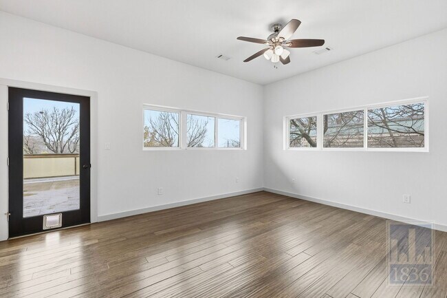 Building Photo - 1520 Parker Ln