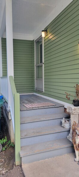 Private entry and porch - 481 Meigs St