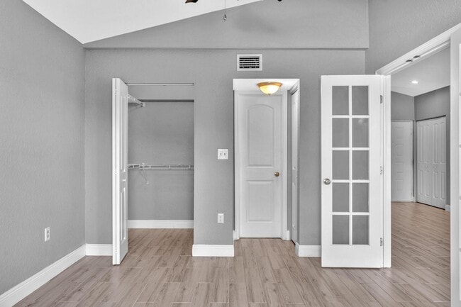 Building Photo - 2803 N Oakland Forest Dr