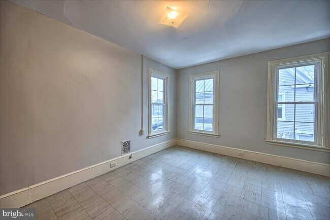 Building Photo - 413 W Louther St