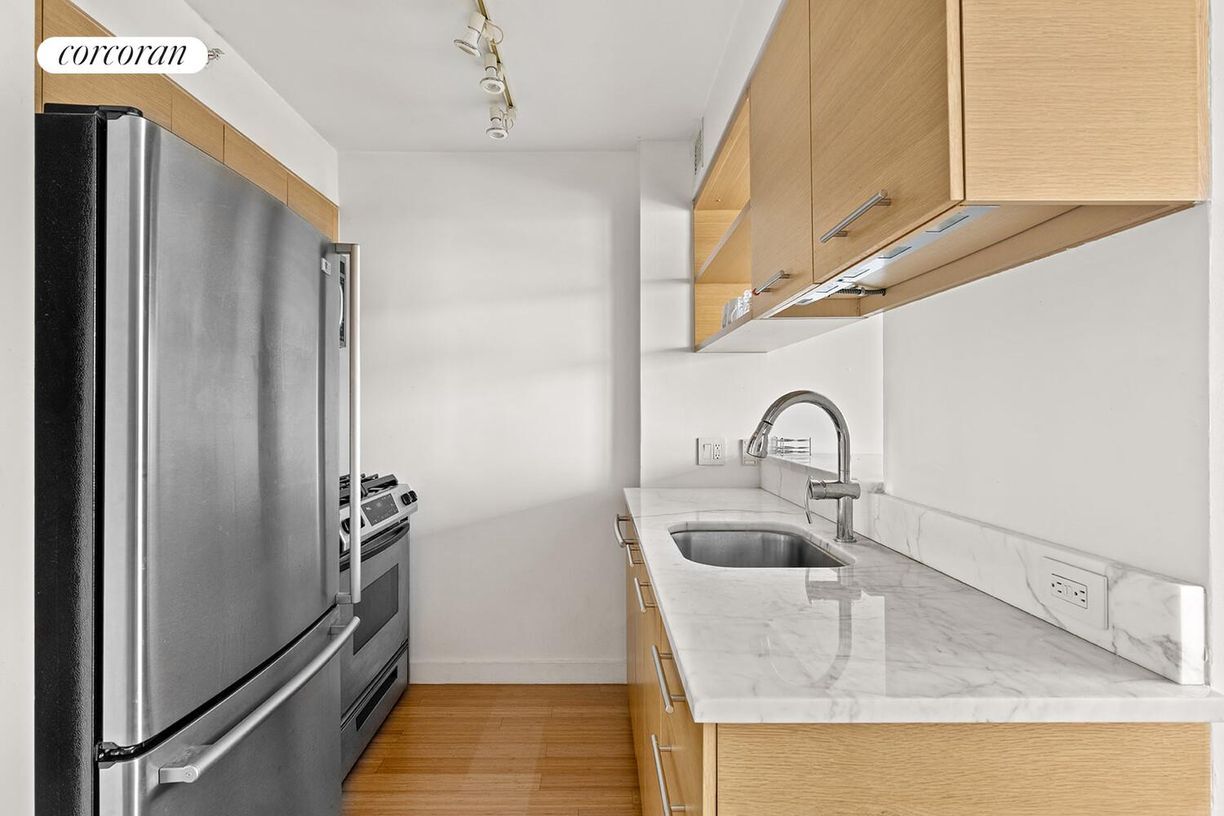 Building Photo - 100 W 39th St