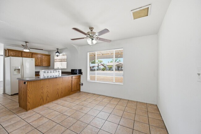 Building Photo - 204 E Duke Dr