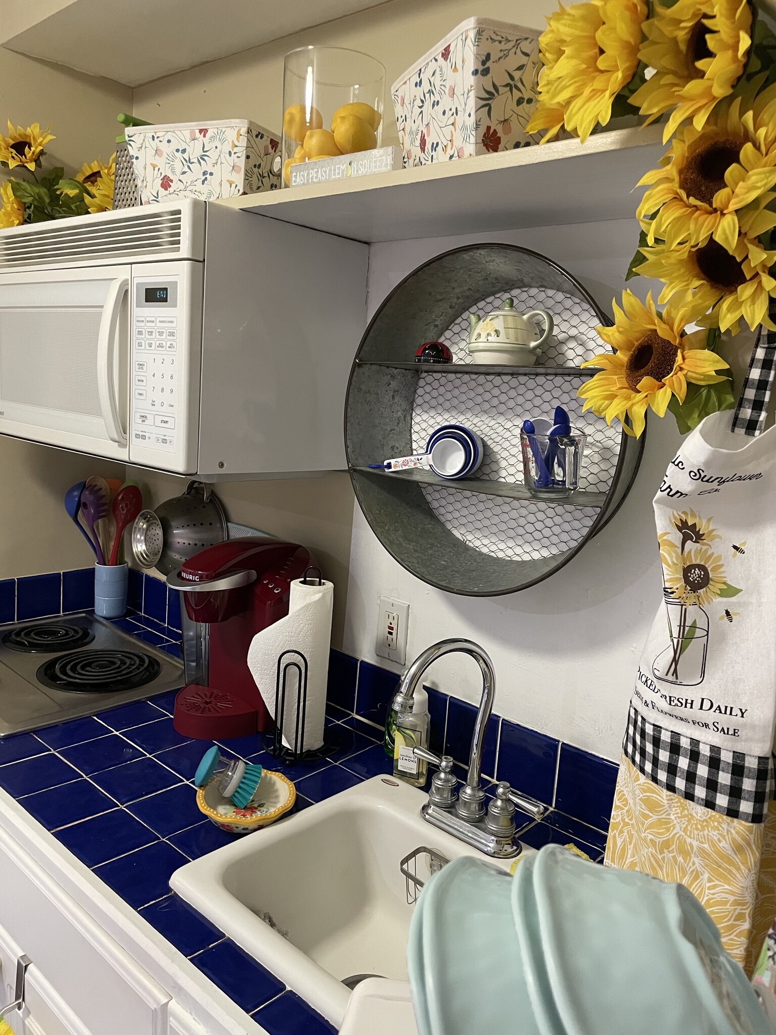 Keurig coffeemaker. Utensils included. decorative decor - 540 E Taylor St