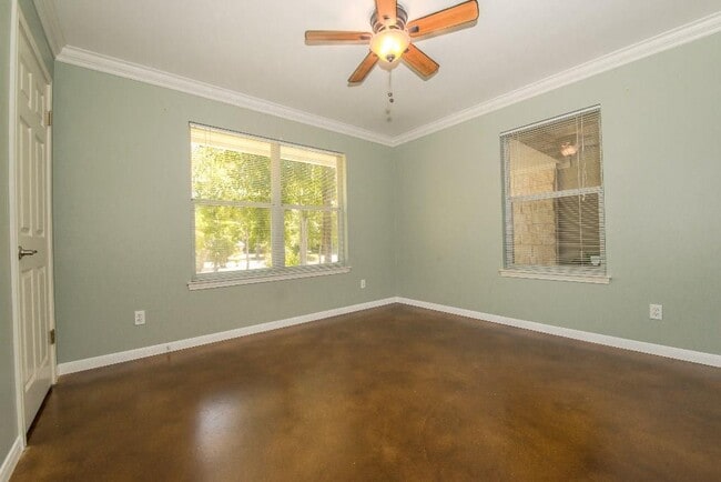Building Photo - 5640 Oak Blvd