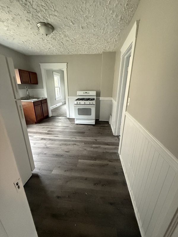 Building Photo - 10303 Sophia Ave