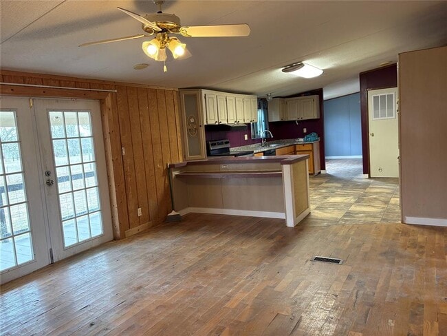 Building Photo - 120 Boxwoods Dr