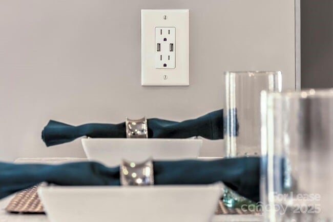 Building Photo - 7420 N Rea Pk Ln