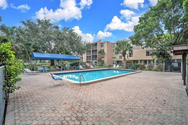 Building Photo - 9431 Live Oak Pl