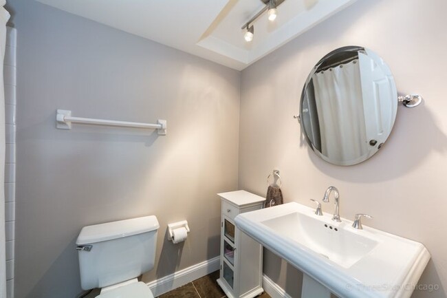 Building Photo - 1180 S Plymouth Ct