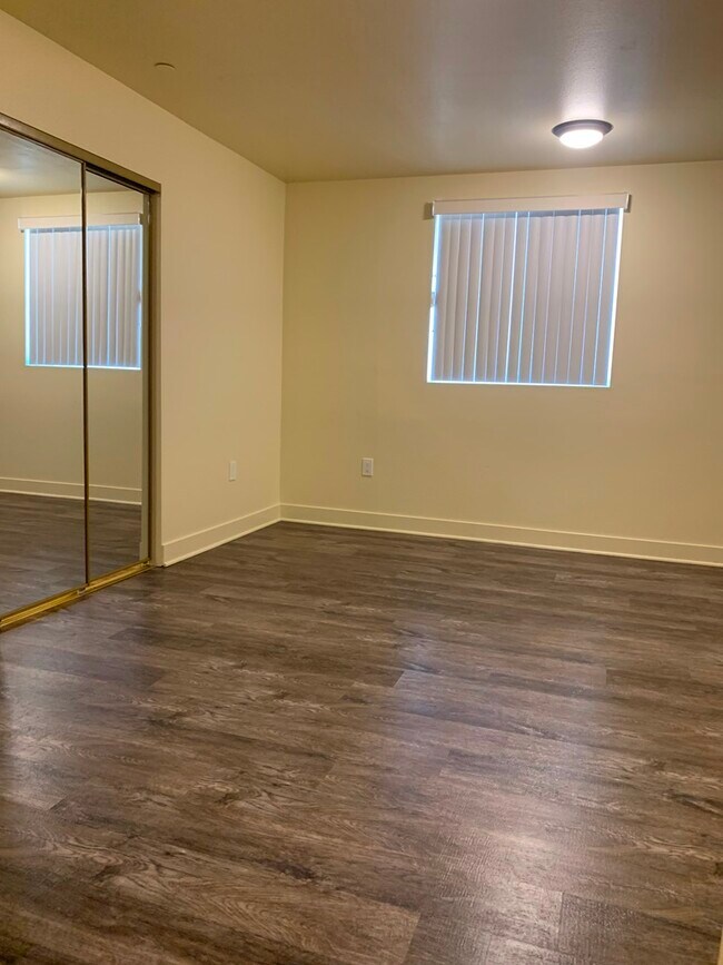 Building Photo - 1417 W 81st St