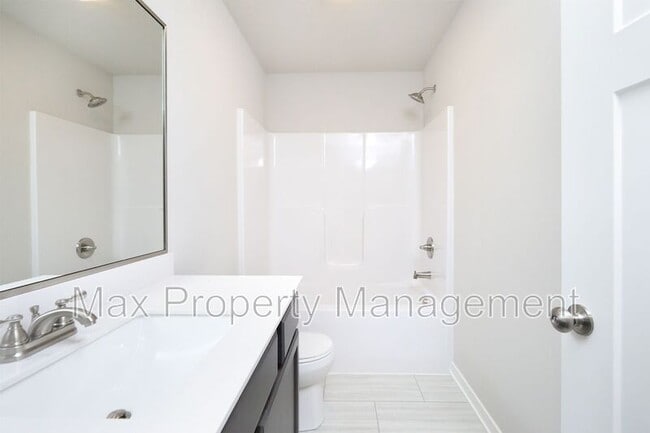 Building Photo - 211 NE Whitetail Dr