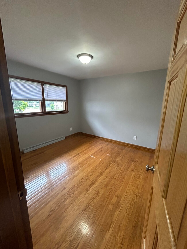 Building Photo - 5732-5734w villard ave