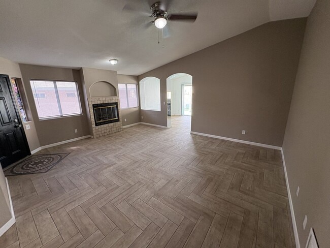 Building Photo - Great eastside location four bedrooms