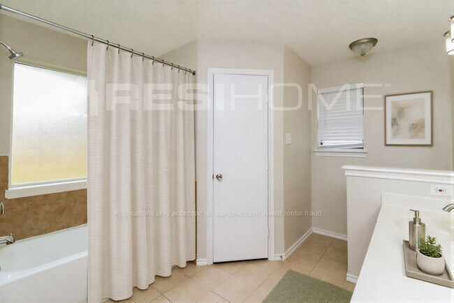 Building Photo - 108 Apache Trail
