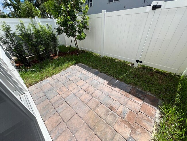 Building Photo - 109 SW 170th Ave