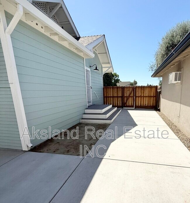 Building Photo - 4701 Elm St